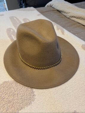 Classic Women's Felt Fedora Hat with Gold Chain - Tan
